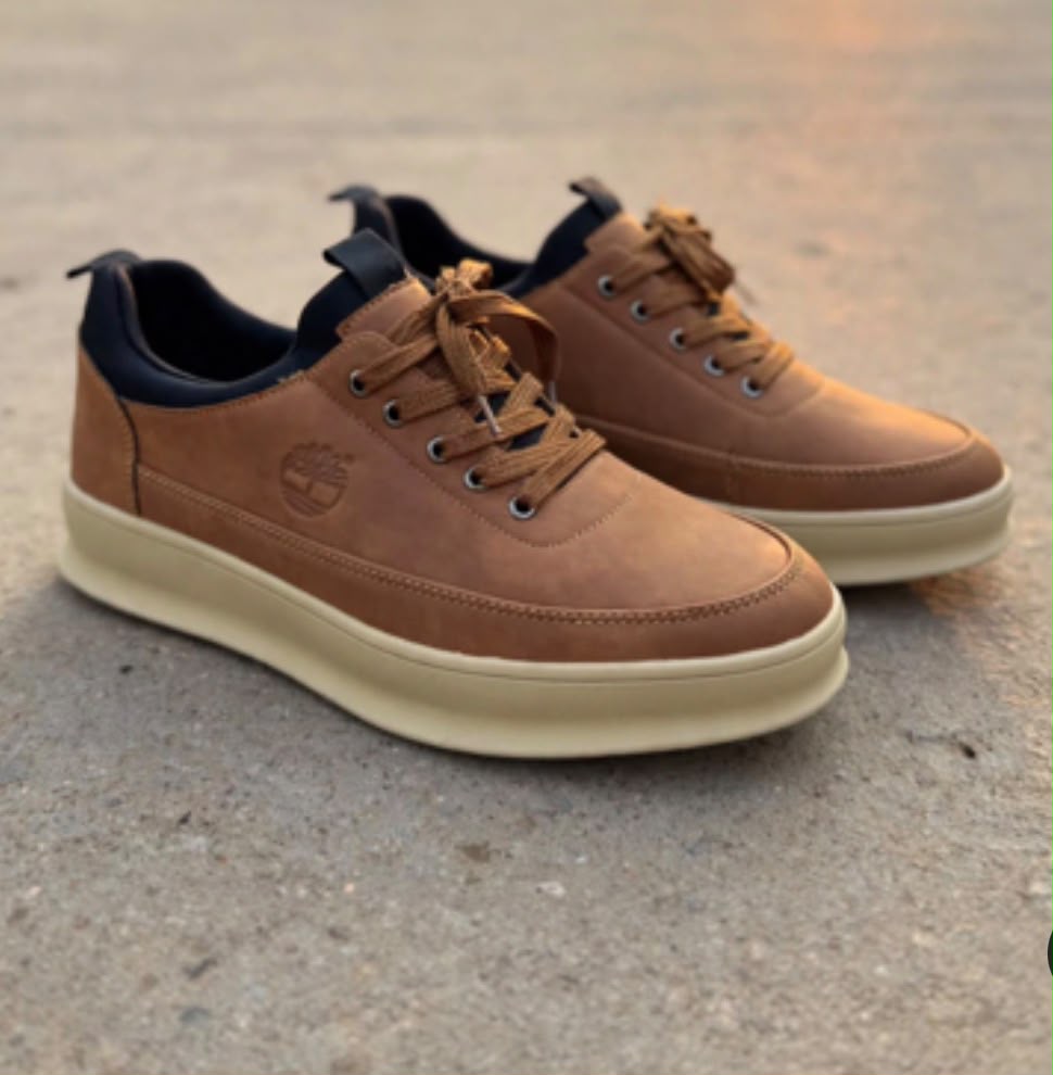 Brown low-top casual sneakers