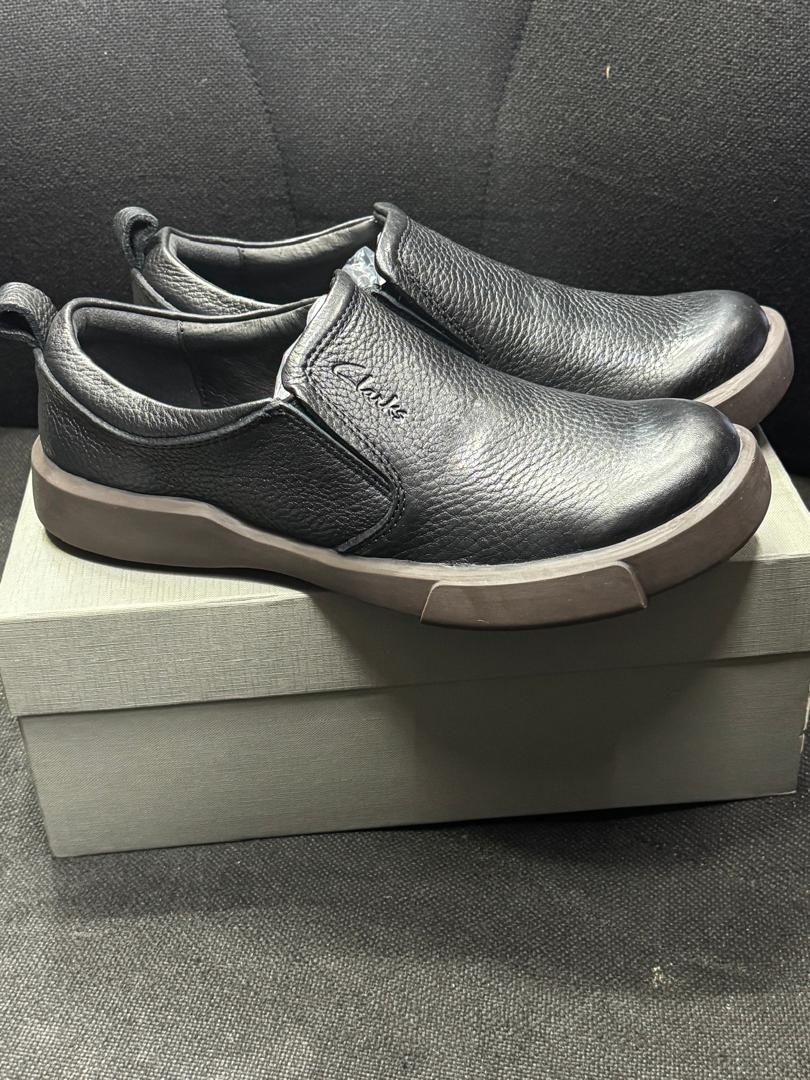 Black leather slip-on casual shoes