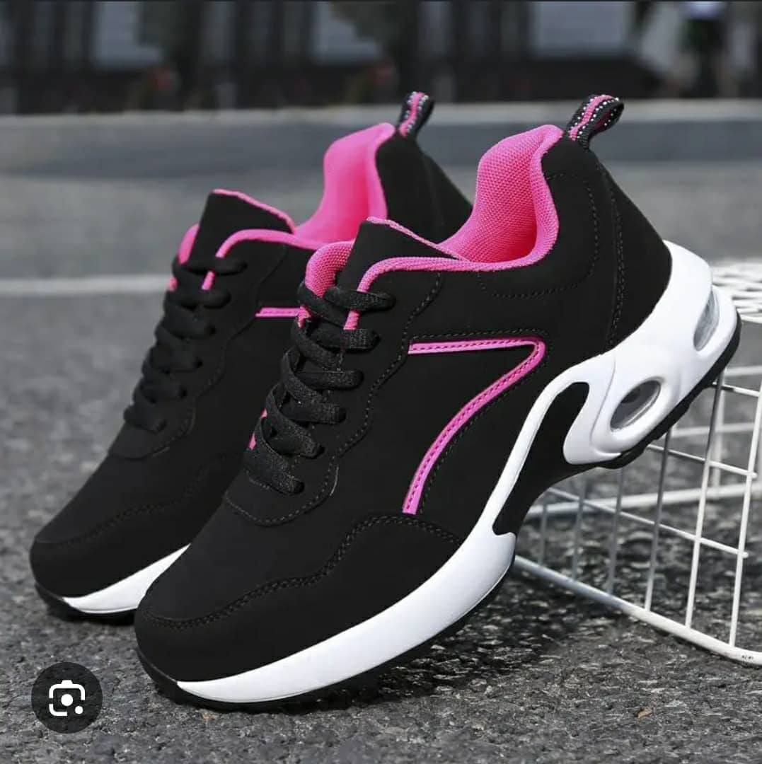 Fogoin trainers feature a black and pink