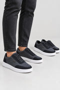 Low-top casual sneaker