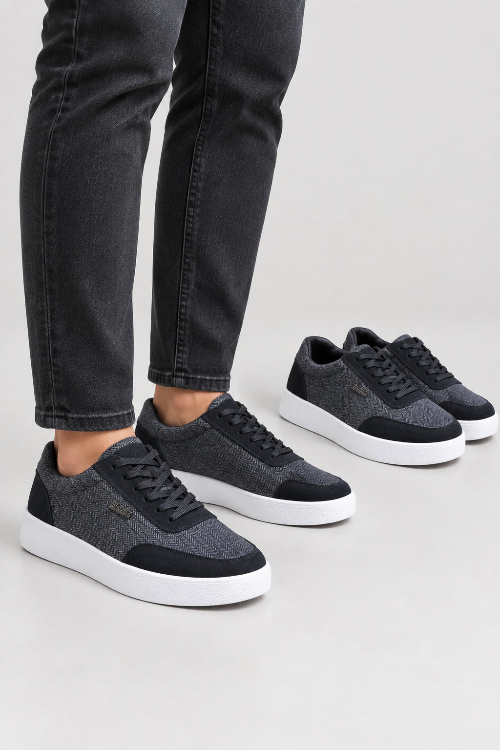 Low-top casual sneaker